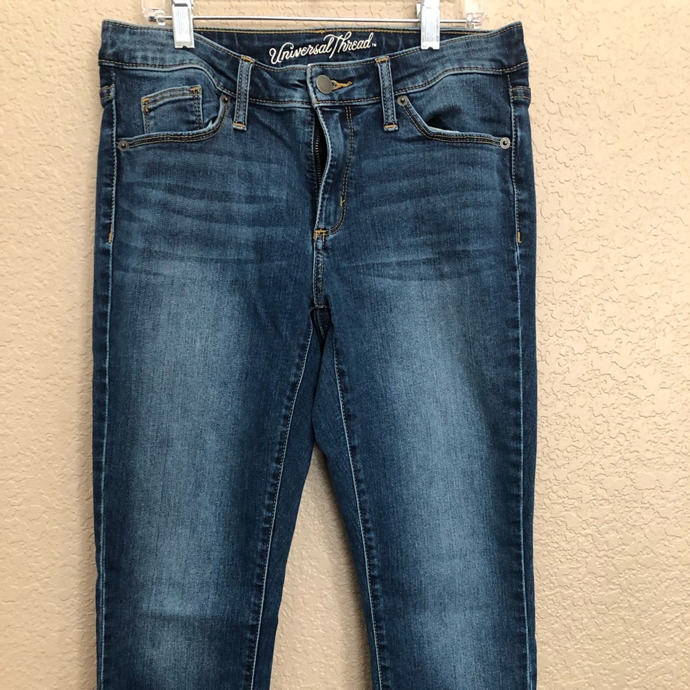 Universal Thread size 6 skinny jeans.